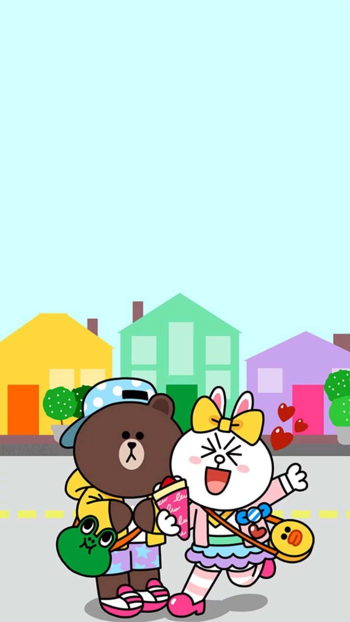 Kawaii Bear 桌布 壁紙 — 棕熊和兔子愉快地走在一條色彩繽紛的卡通街道上，兩旁是粉彩房屋和漂浮的心形。