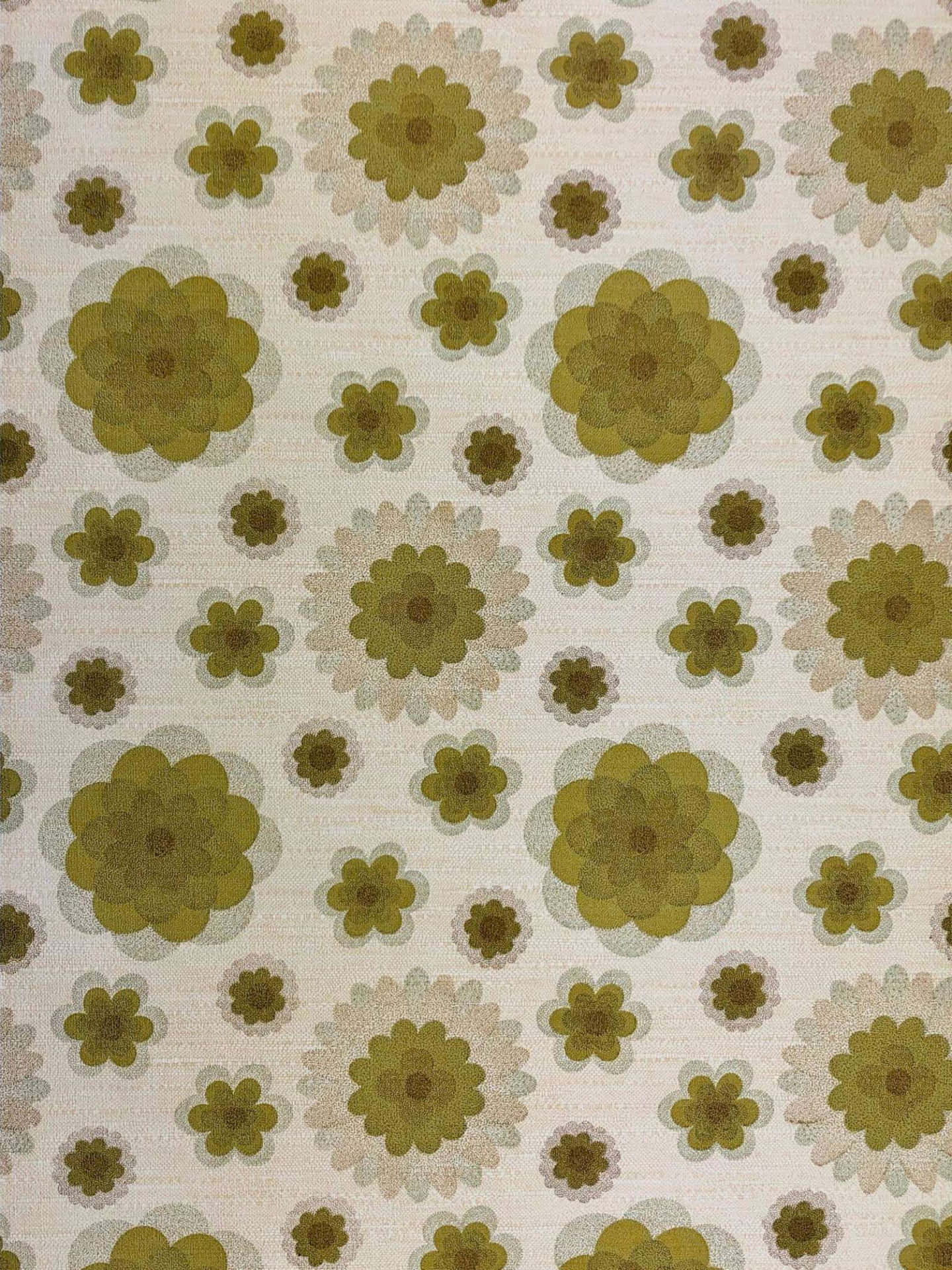 復古花卉牆紙，在帶有紋理的米白色背景上呈現橄欖綠和奶油色花朵。