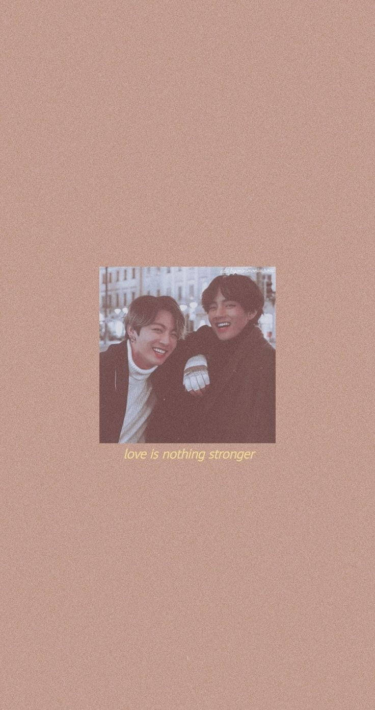 棕色 Taekook BTS 壁紙 — 兩位微笑的男士在柔和粉紅色紋理背景中央的復古照片中溫暖地擁抱，並附有「愛沒有什麼更強大」的字句。