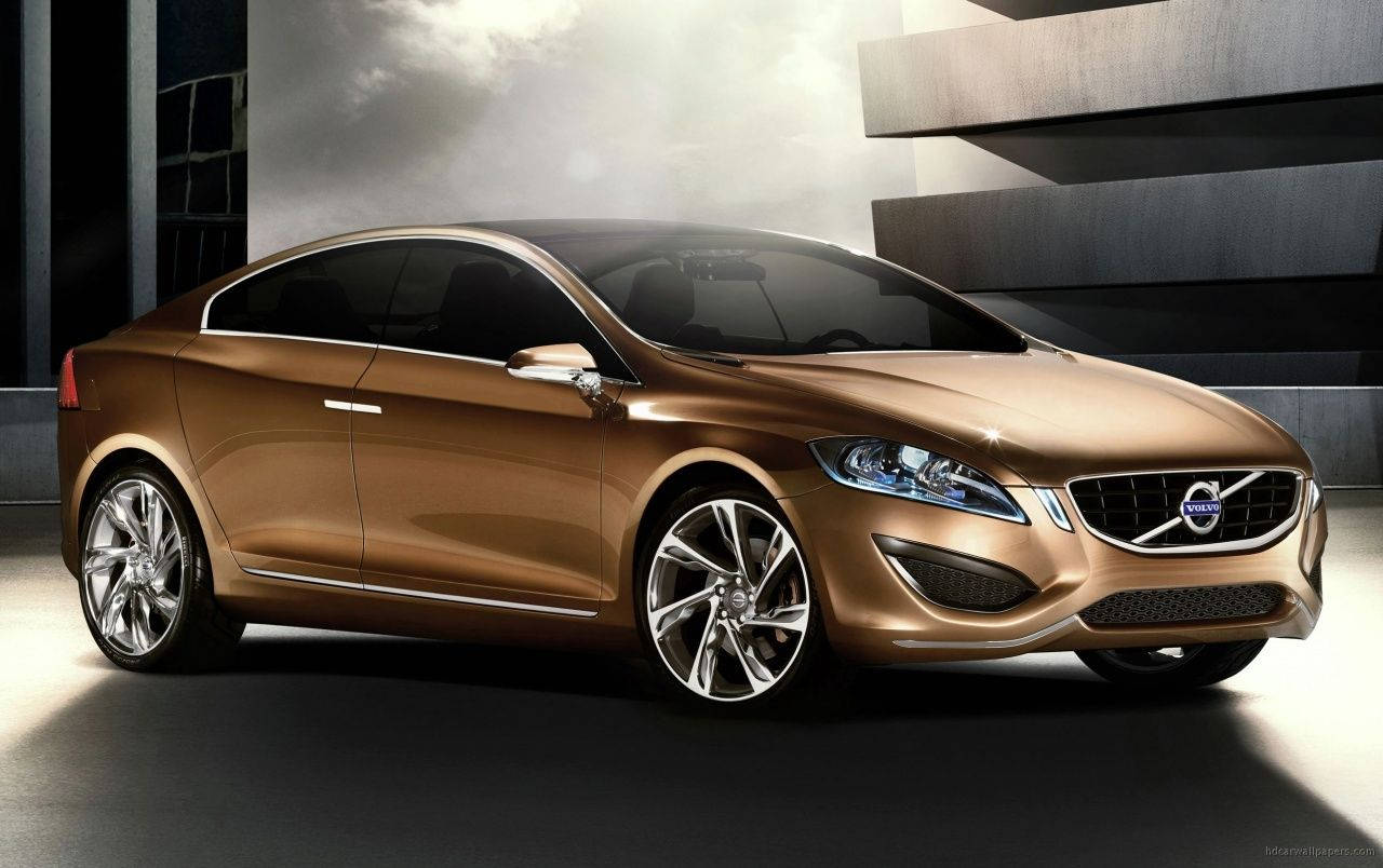 金色Volvo概念車在現代工作室環境中，帶有戲劇性燈光。