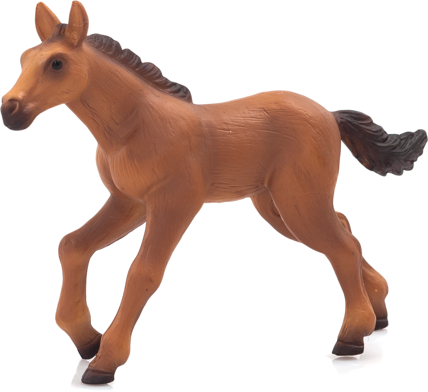 棕色小馬模型圖 壁紙 — 一個詳細的棕色塑料小馬雕像，在黑色背景下處於跨步中間。