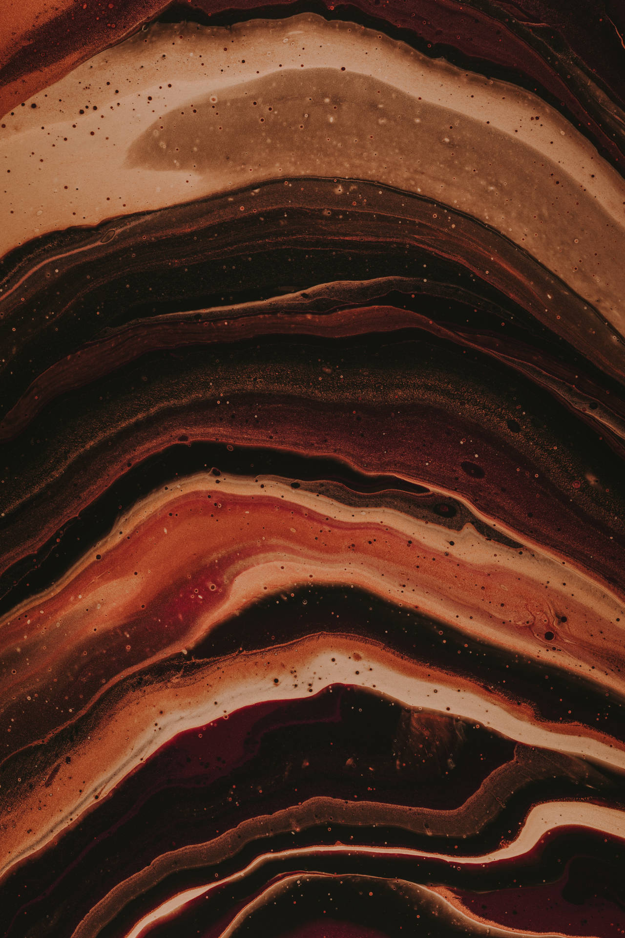拋光瑪瑙石，帶有旋轉的棕色和奶油色層