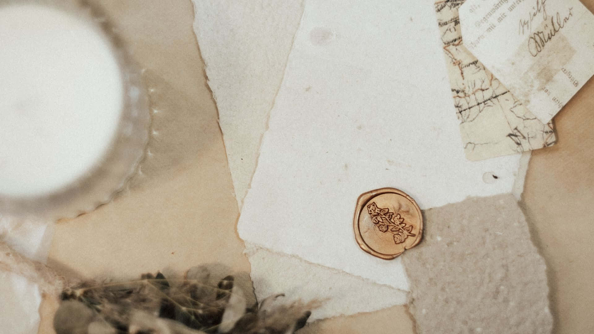 復古蠟封在撕碎紙張上，配有羽毛和手寫便條。