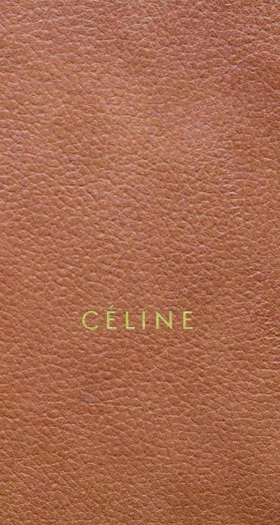 棕褐色皮革，帶有金色壓印的CÉLINE標誌。