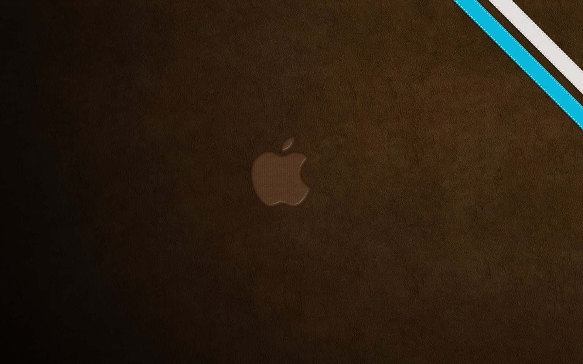 棕色皮革紋理特寫 壁紙 — 一個簡約的Apple標誌壓印在帶有紋理的棕色皮革上，角落有對角藍白條紋。