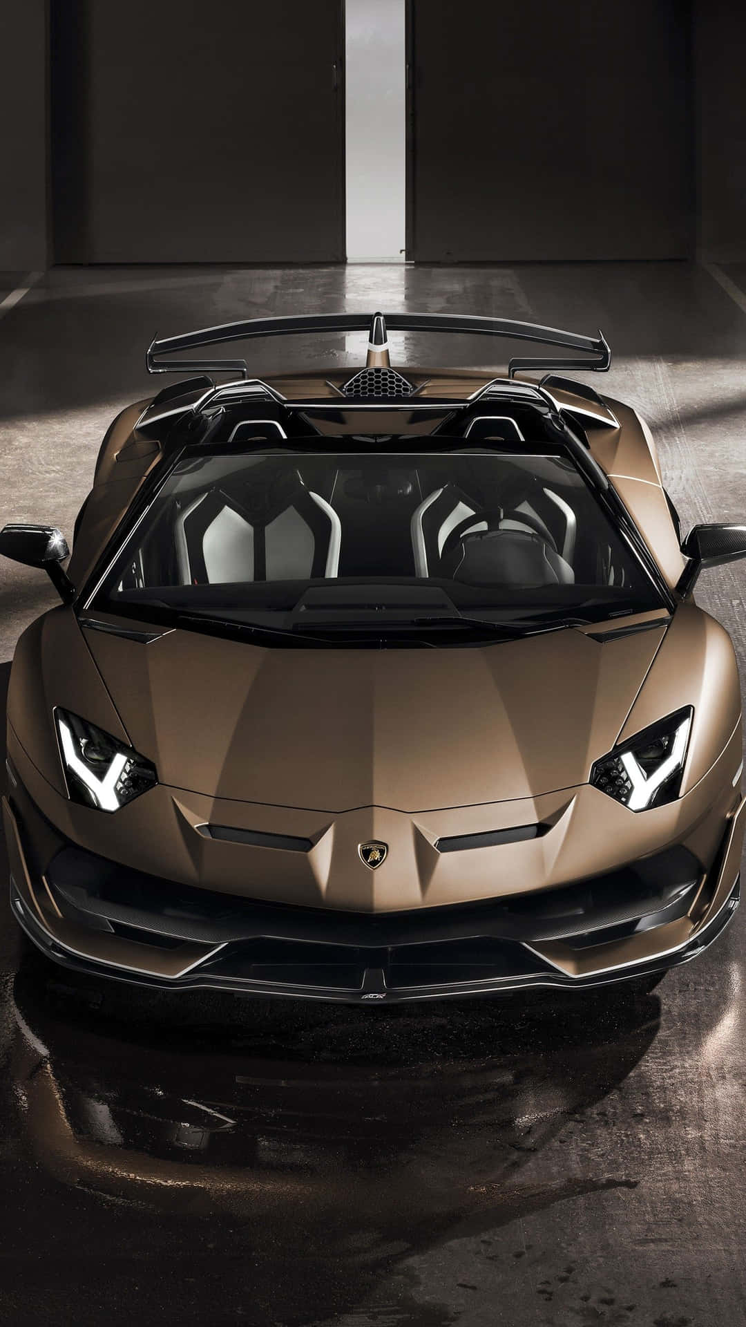 金色林寶堅尼 Aventador Roadster 在現代車庫中，濕潤地面反光。