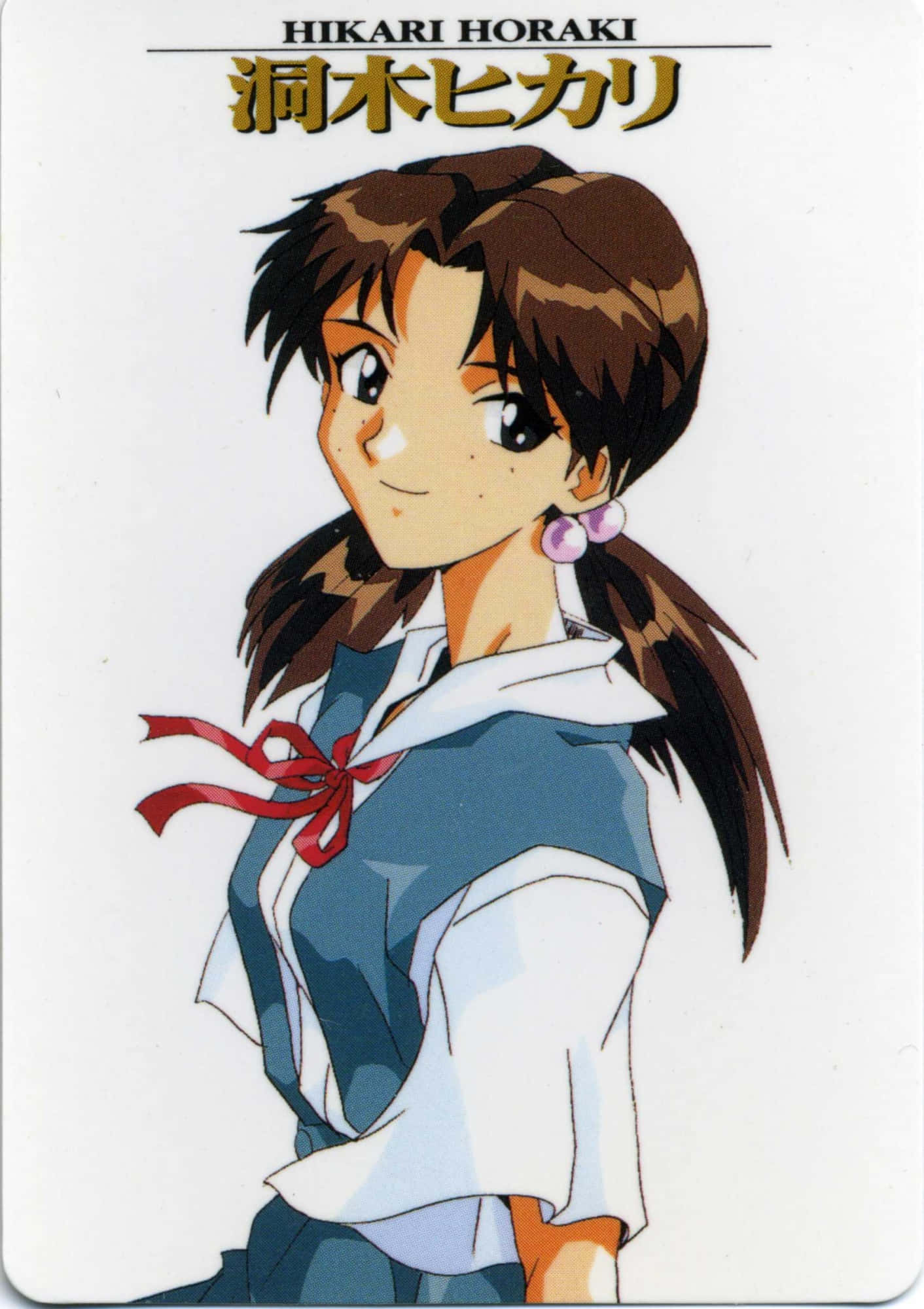 Hikari Horaki 桌布 壁紙 — 棕色雙馬尾辮、繫紅色蝴蝶結的動畫女孩，穿著水手服，在白色背景前微笑。