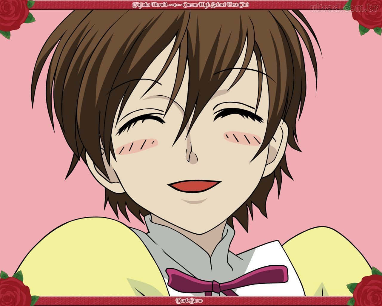 haruhi fujioka 桌布 壁紙 — 棕色頭髮、閉著眼睛的動漫角色在粉紅色背景上被紅玫瑰環繞，溫暖地微笑。
