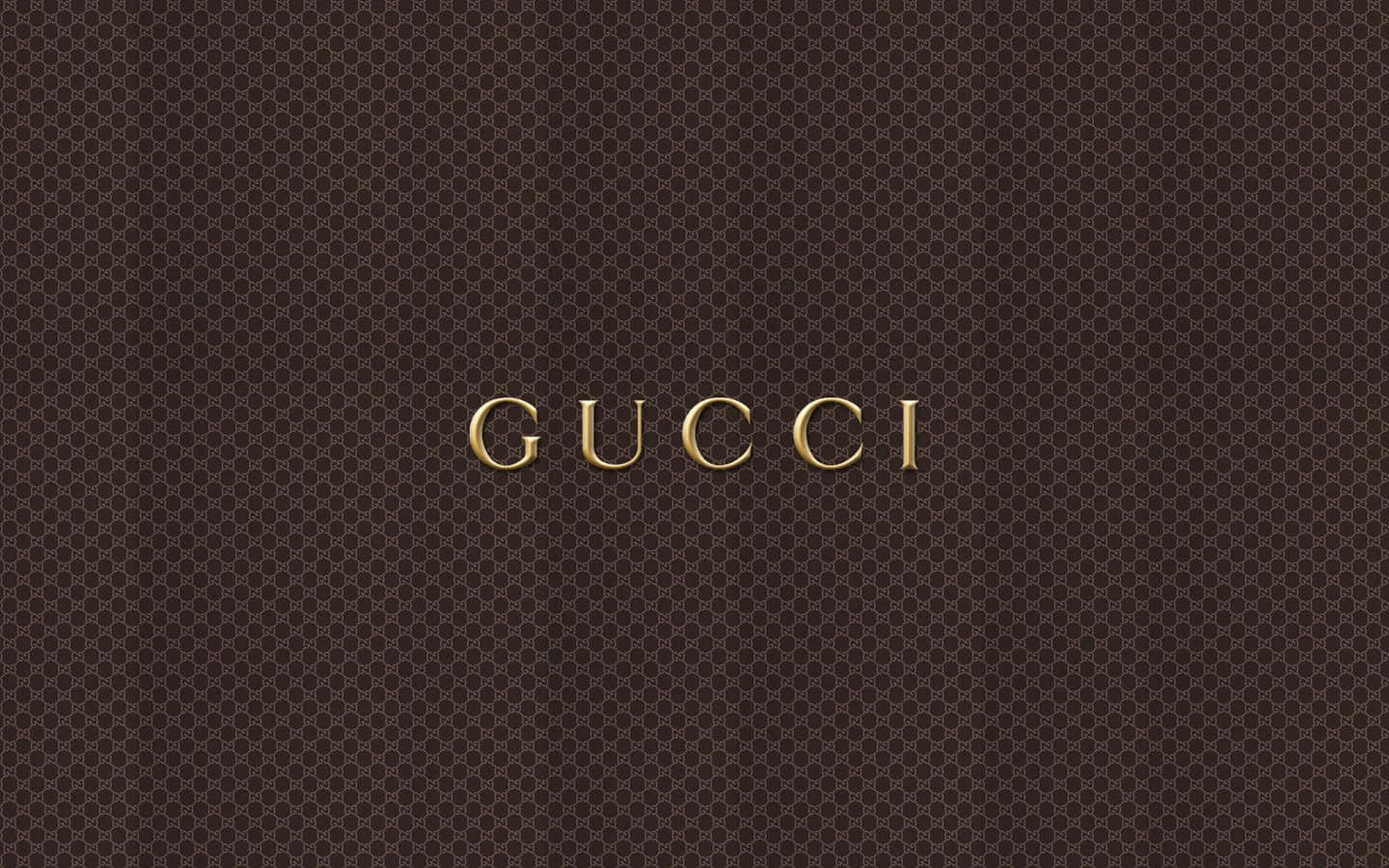 金色Gucci標誌在棕色字母圖案背景上。