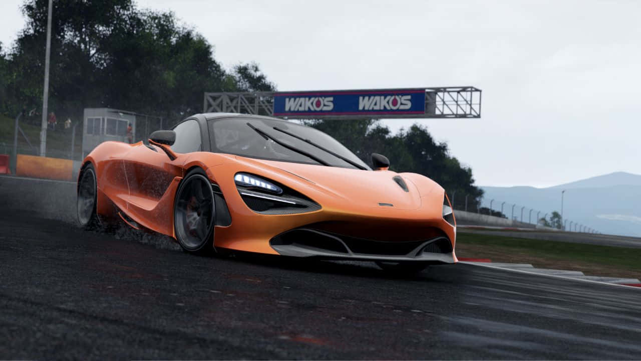 棕色麥拉倫 720p 項目賽車背景 壁紙 — 一輛鮮豔的橙色McLaren超級跑車在潮濕的賽道上飄移，天空多雲，遠處有山丘，頭頂有WAKOS標誌。