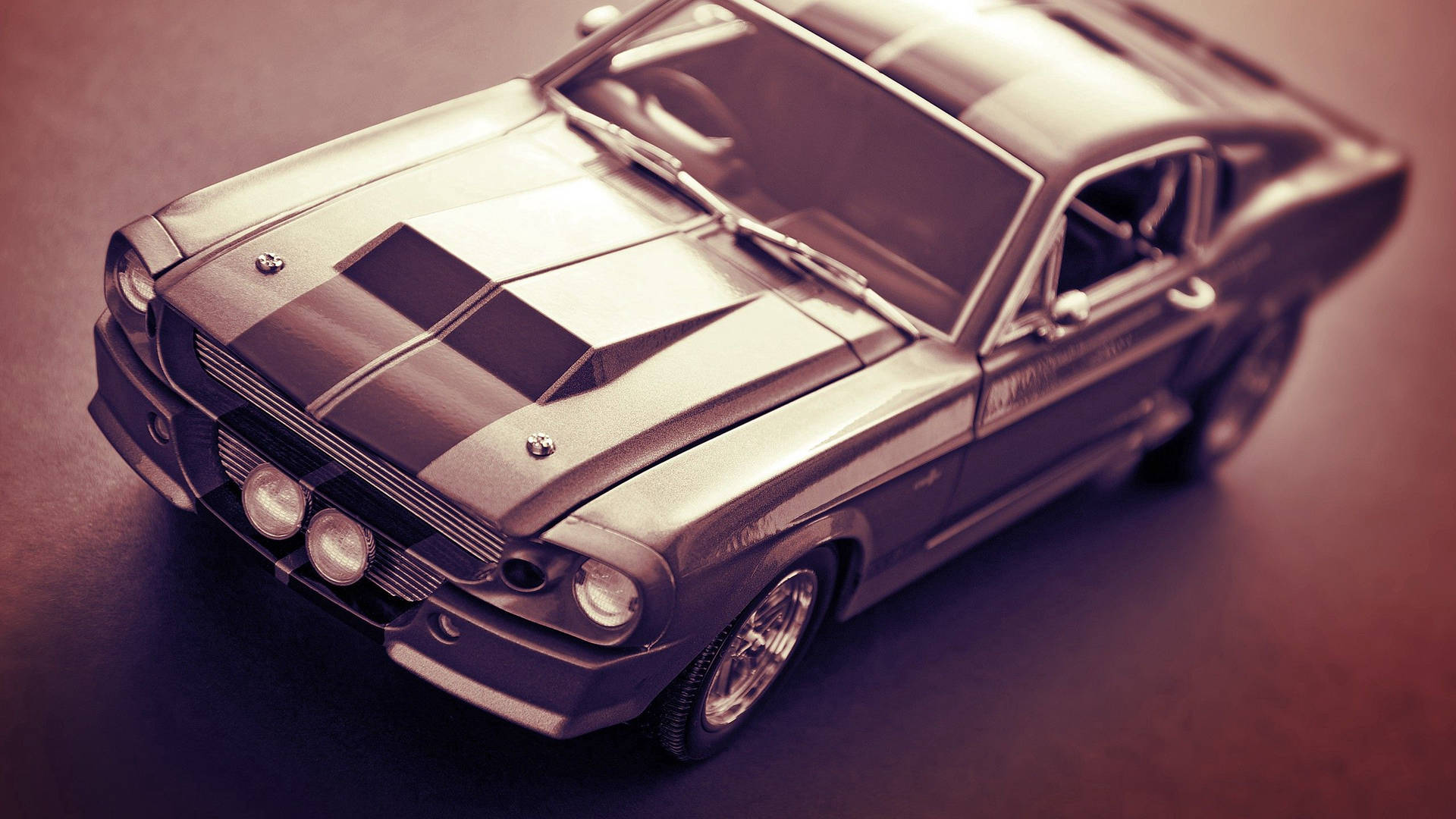 復古Shelby Mustang模型車，帶有賽車條紋，在棕褐色工作室燈光下。