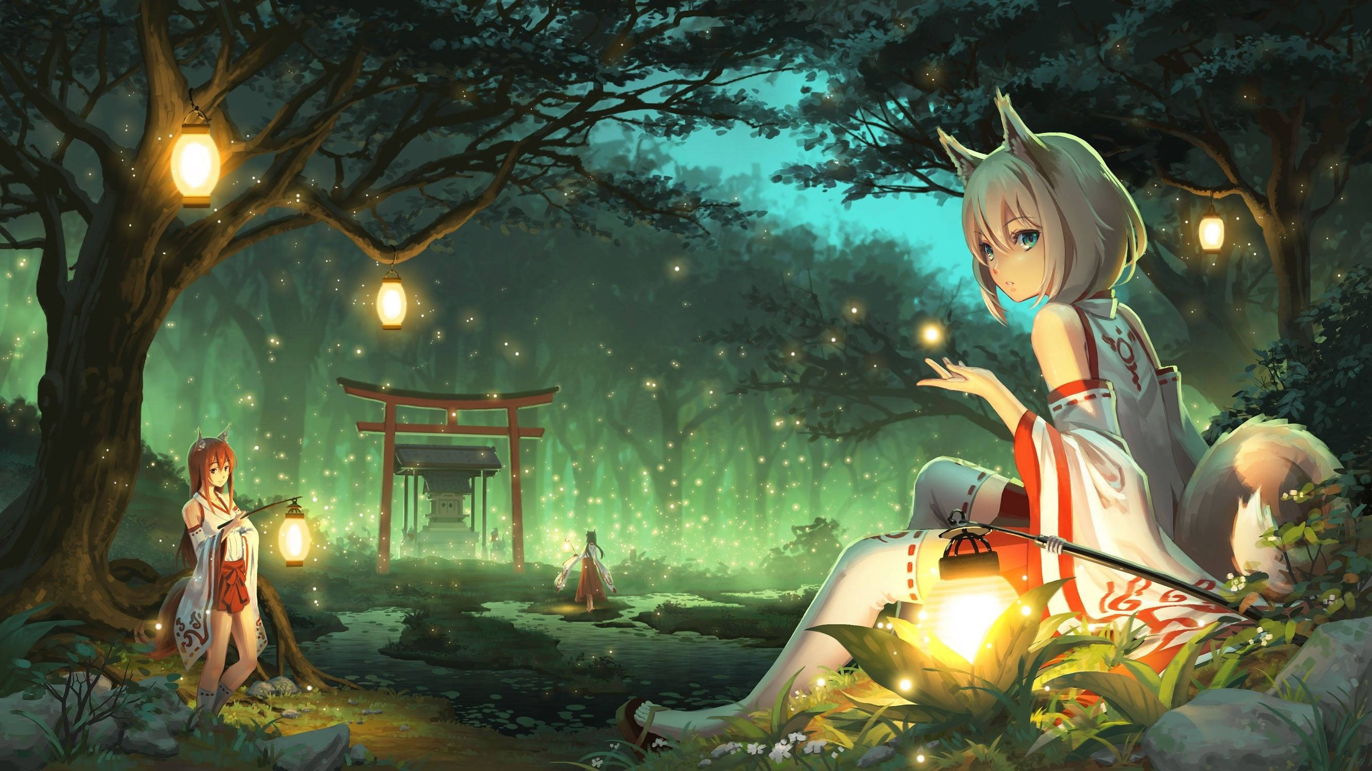 森林中的兩位九尾狐少女 壁紙 — 一位身穿白紅長袍的狐靈少女坐在夜間神秘森林中發光的燈籠旁，遠處有一座神社和另一個人影。