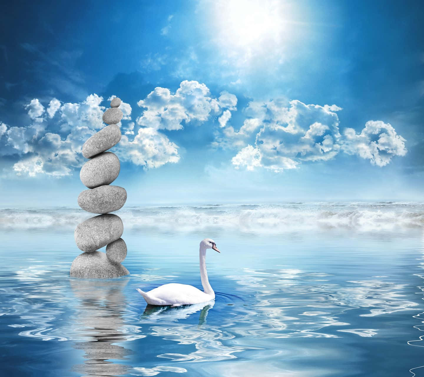 森林中的壯麗地平線 壁紙 — 一隻寧靜的白天鵝在晴朗的天空下，伴隨著蓬鬆的雲朵，在平靜的藍色水域中滑過一座高大的石堆旁。