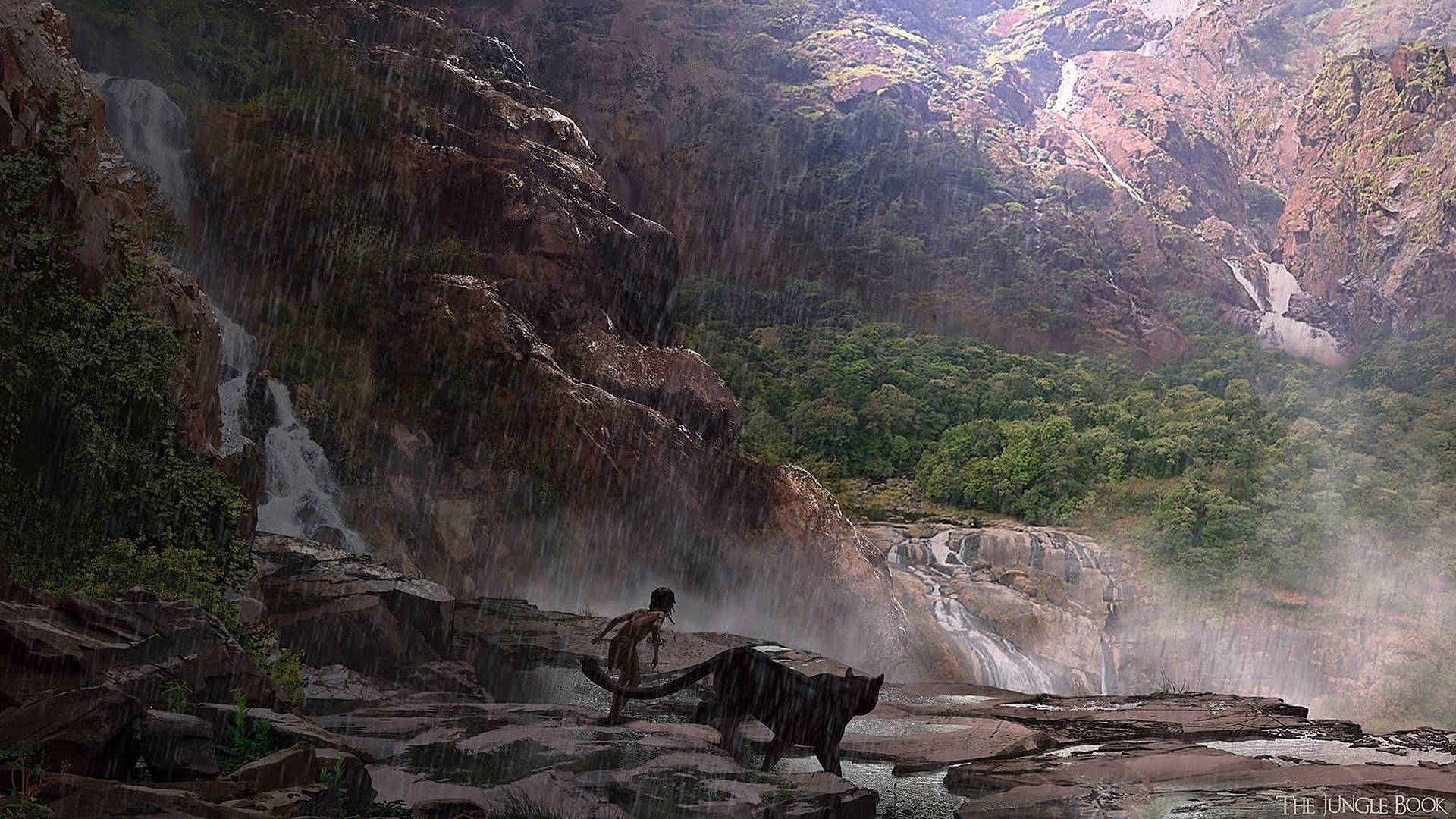 男孩和老虎站在多雨的山地叢林中的瀑布下。