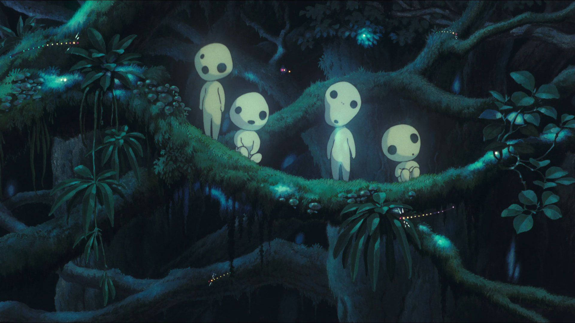 「森林之靈—— kodama」 壁紙 — 四個發光的白色幽靈棲息在長滿苔蘚的樹枝上，身處一個沐浴在詭異藍光中的黑暗魔法森林。