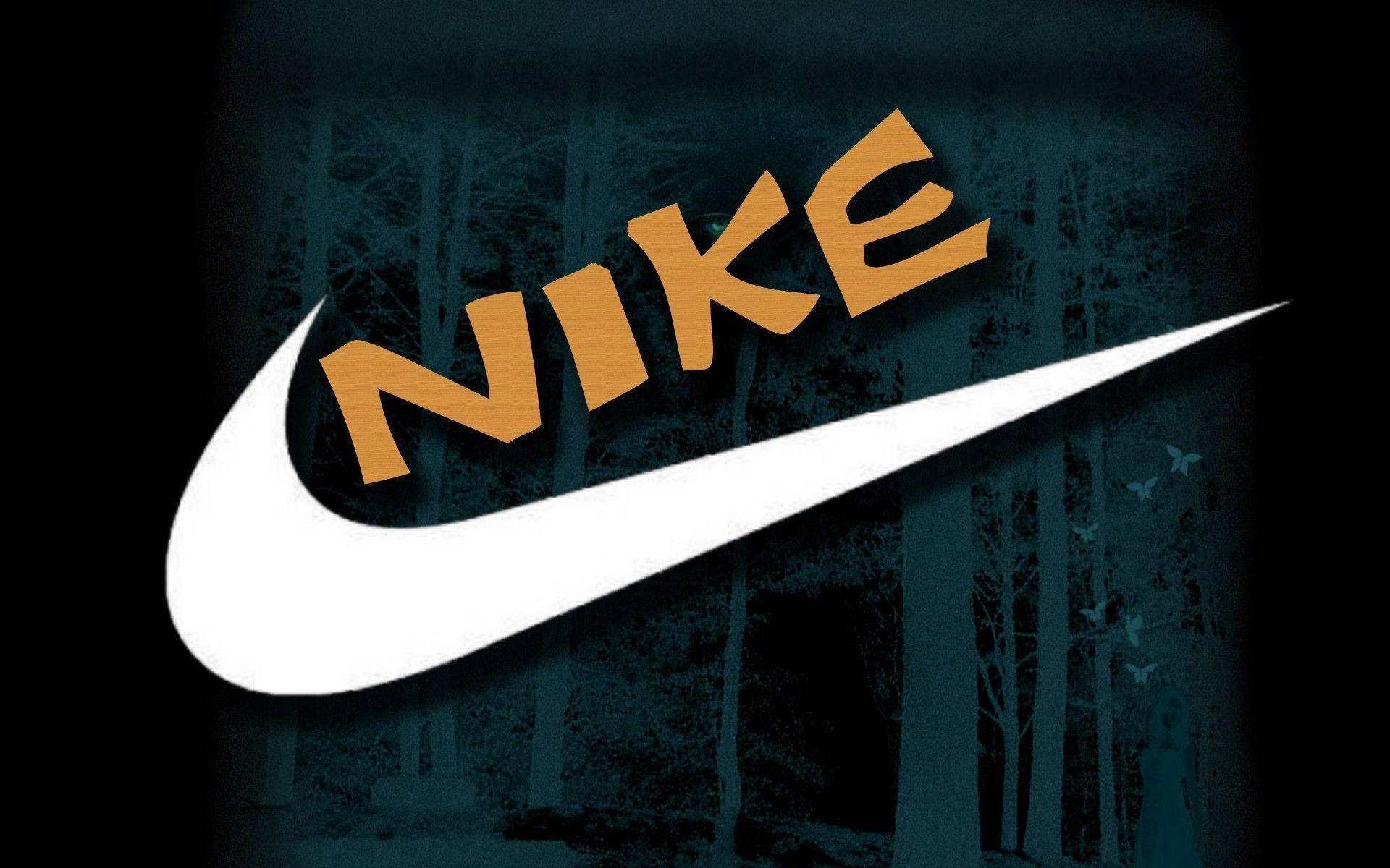 森林剪影上的酷炫耐克白勾 壁紙 — Nike 標誌以鮮豔的橙色和白色主導，背景是深藍綠色的森林，樹木光禿。
