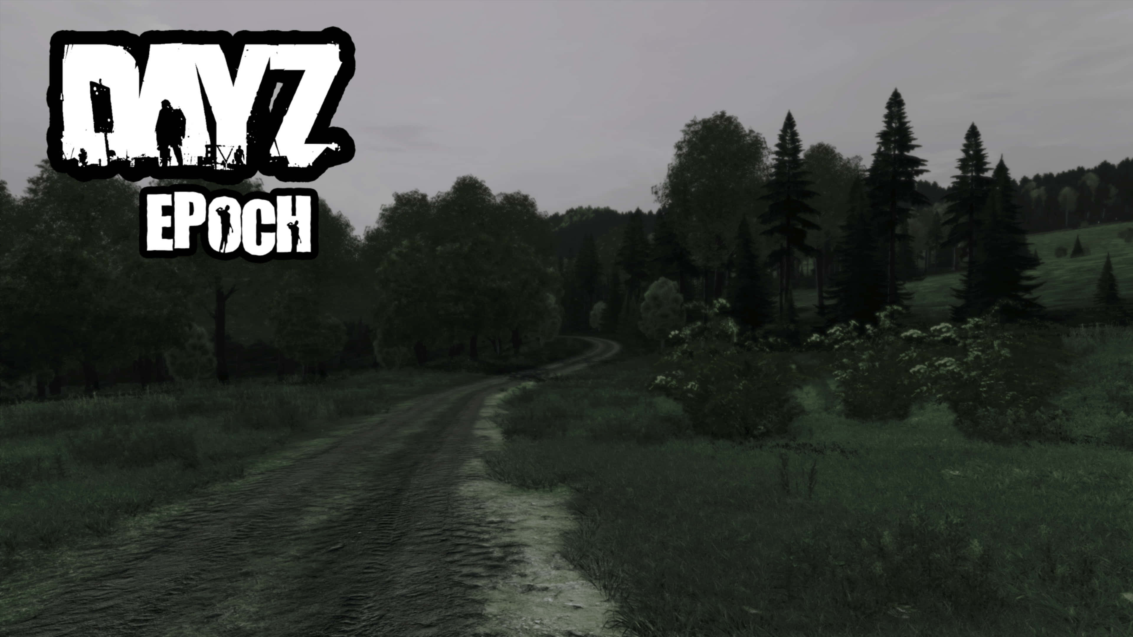 森林小徑 4K DayZ Epoch Mod 背景 壁紙 — 一條荒涼的泥路蜿蜒穿過陰暗的森林，天空多雲，並疊加了 DayZ Epoch 標誌。