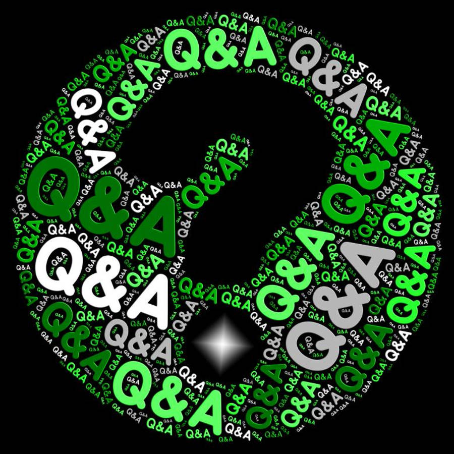 森林岔路口沉思的女子 壁紙 — 一個由綠色和白色Q&A文字重疊形成的和平符號，位於黑色背景上，中心發光。
