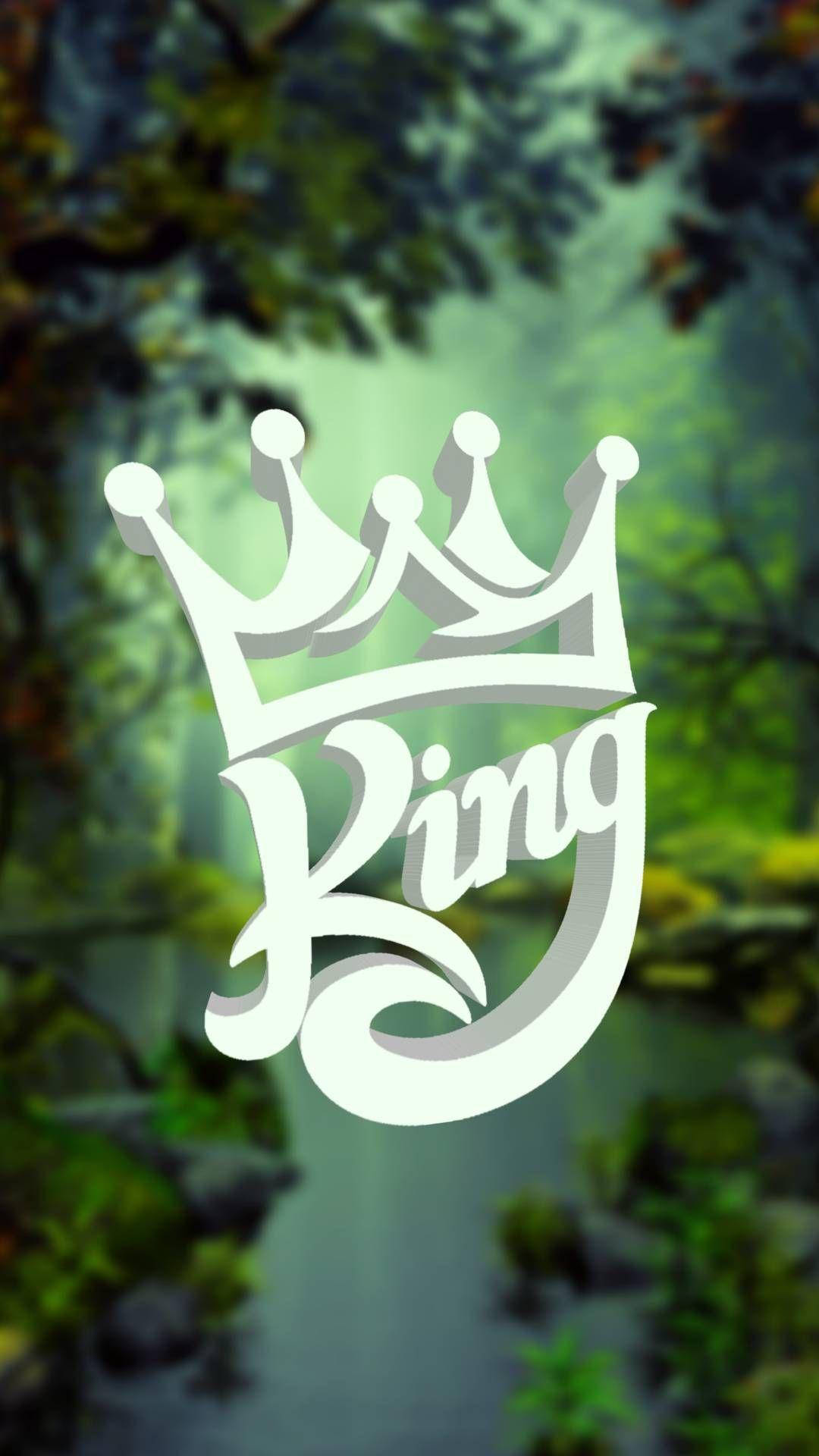 白色皇冠和King文字漂浮在霧氣瀰漫的森林溪流上。