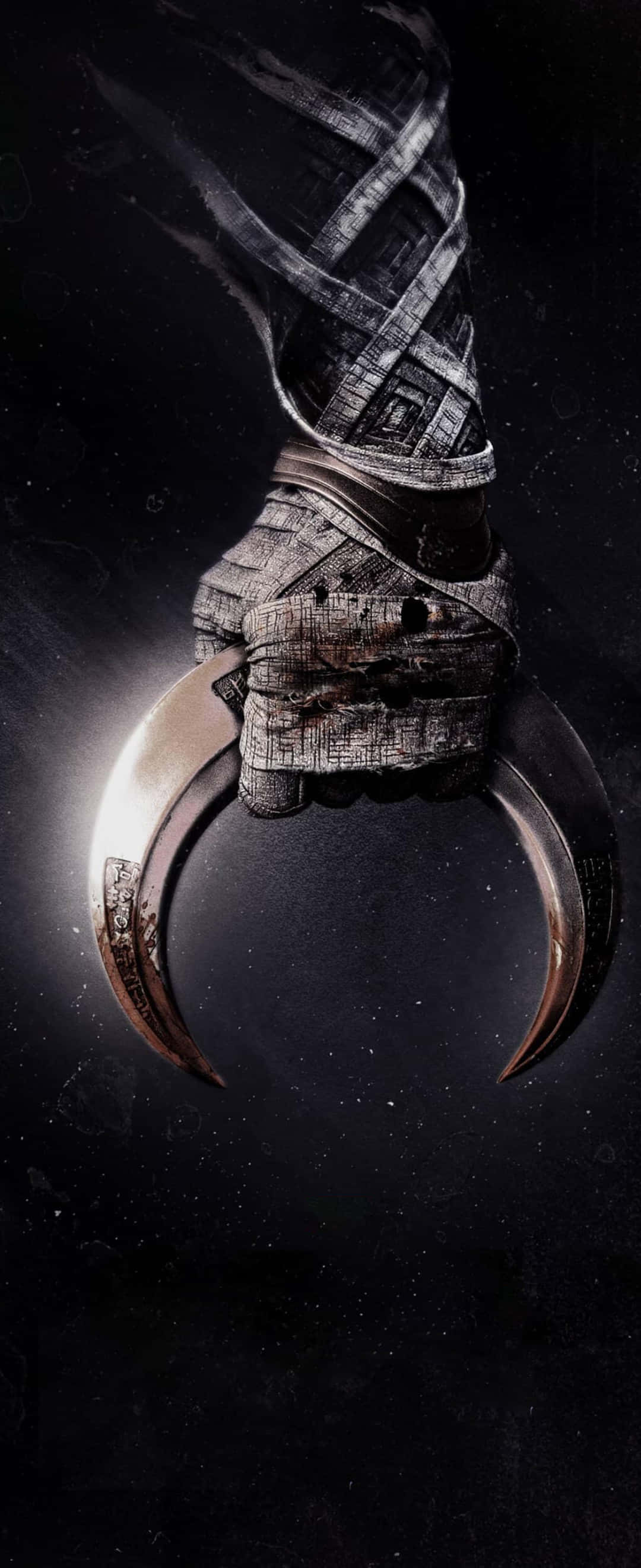 森林環繞的寧靜藍湖景觀 壁紙 — 一隻被黑暗包裹的手，在星空中握著一把彎曲的刀刃，散發出不祥的力量。