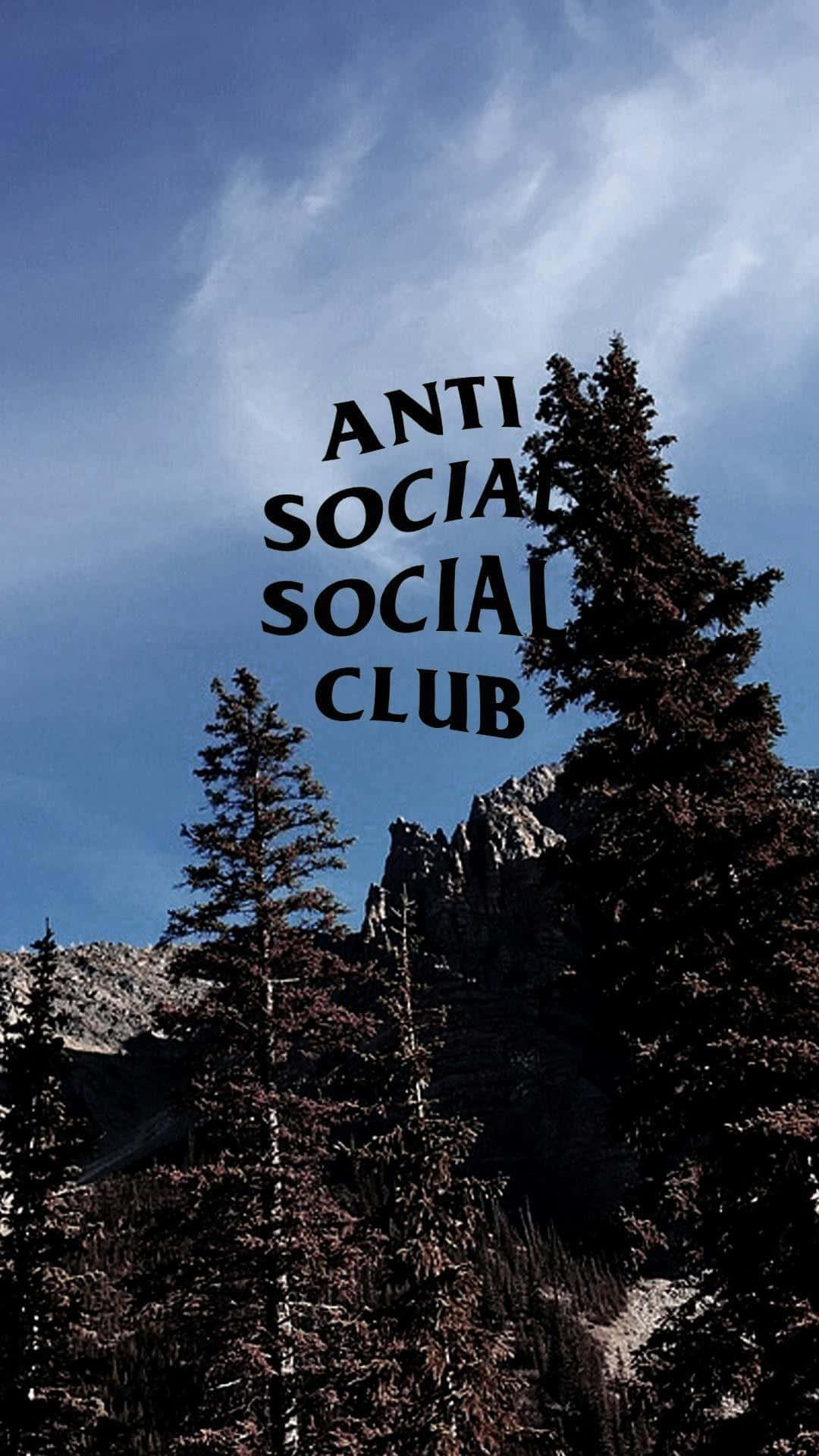 藍天下松樹和山脈上方的粗體黑色文字「anti social social club」