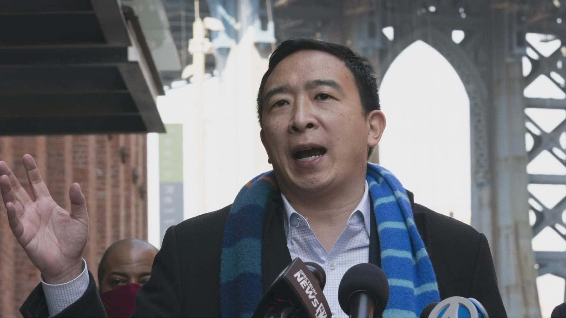 楊安澤與記者會面