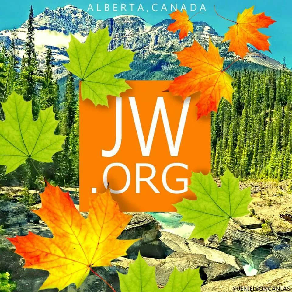 秋季楓葉圍繞著JW.ORG標誌，背景是雪山和森林。