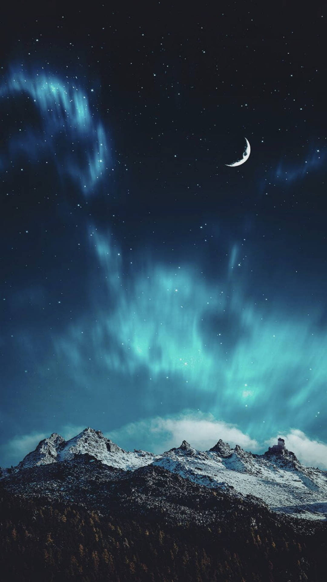 在繁星點點的夜空下，有綠色極光和彎月的雪山。