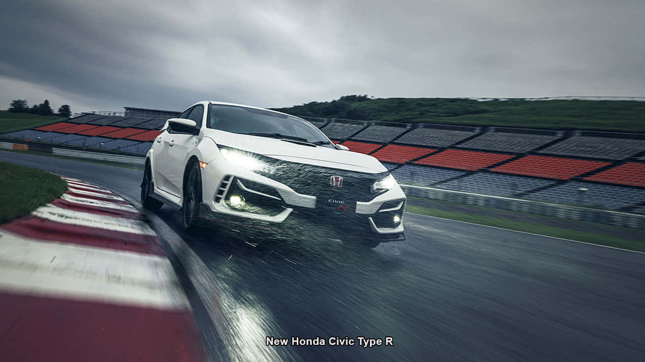 極具吸引力的本田思域Type R 壁紙 — 一輛白色本田Civic Type R在陰天下的賽道上，駛過一個濕滑的彎道，旁邊有紅色和灰色的看台。