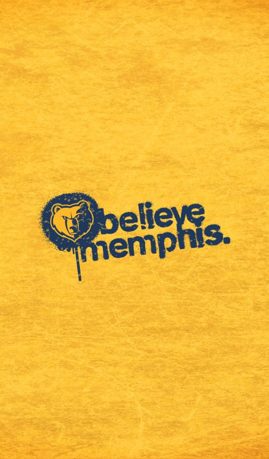 極簡 Believe Memphis Grizzlies 壁紙 — 在紋理黃色背景上，帶有熊標誌的醒目藍色「believe memphis」標語。