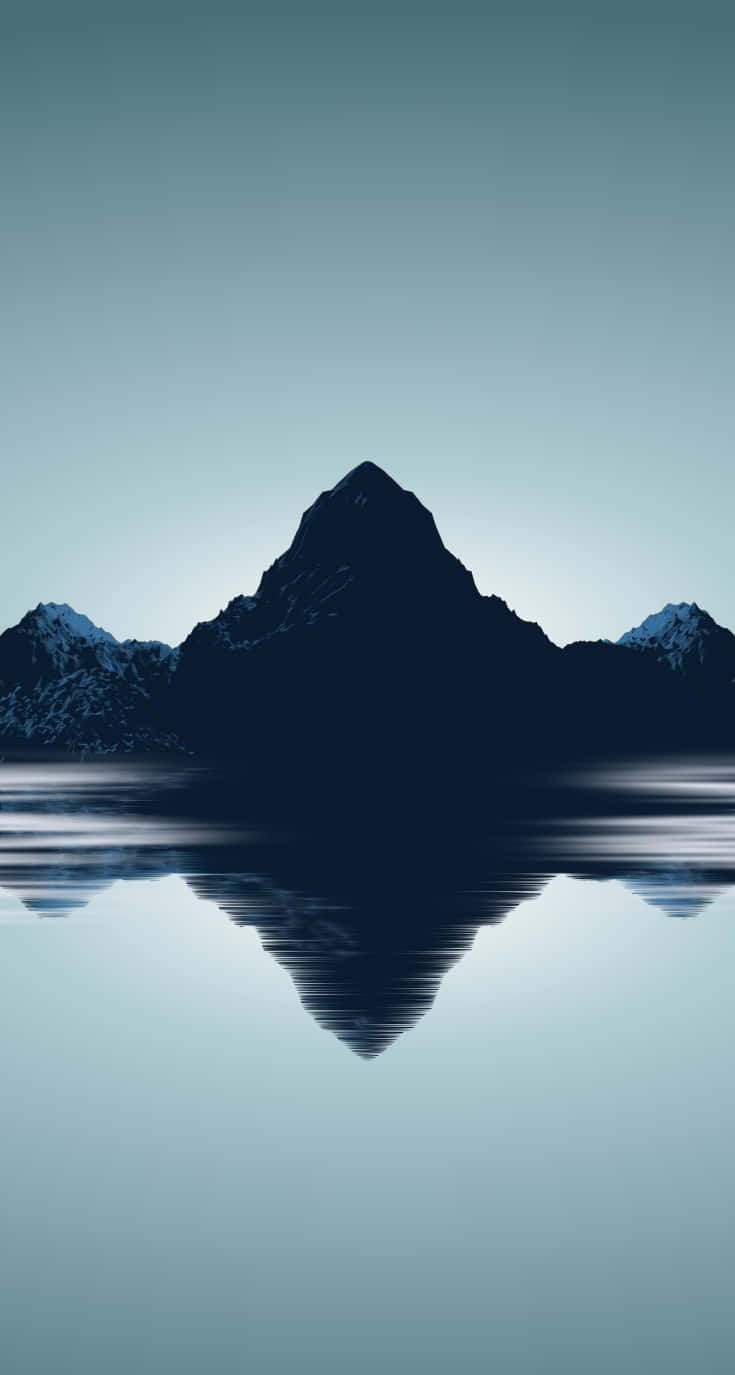 山峰完美地倒映在柔和的藍天下靜止的水面上。