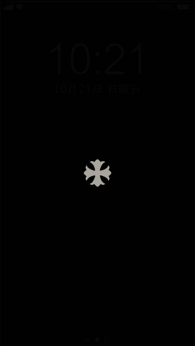 手機鎖定螢幕顯示時間日期和一個白色花朵標誌