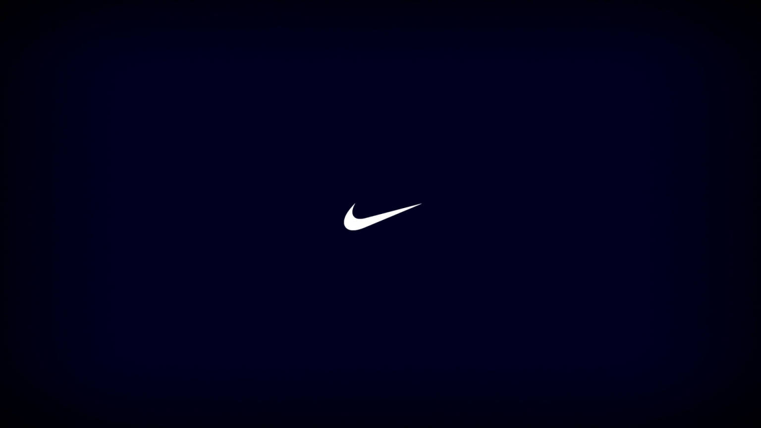 極簡主義Swoosh標誌 壁紙 — 一個極簡的白色Nike勾號標誌，居中放置在深海軍藍漸變背景上。
