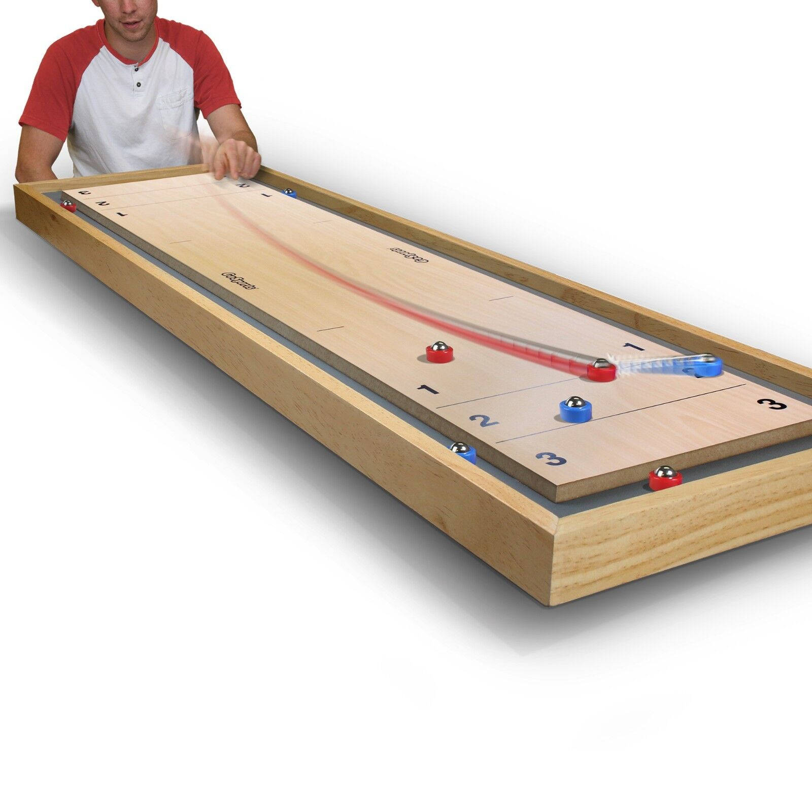 極簡主義插圖 GoSports Shuffleboard 遊戲 壁紙 — 一名身穿紅白間條衫的男子，正在木製沙狐球桌上將一個紅色沙狐球推出去，桌上已有藍色和紅色的沙狐球。
