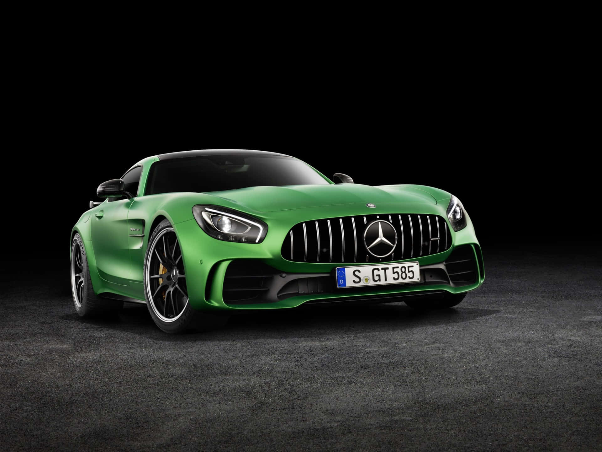 極簡主義梅賽德斯-AMG GT R 背景 壁紙 — 一輛充滿活力的綠色梅賽德斯-AMG GT S跑車在黑色背景的攝影棚燈光下閃閃發光。