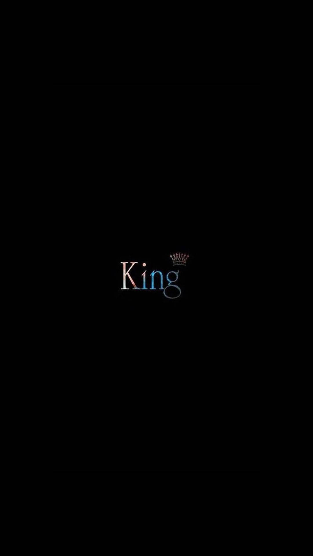 極簡主義王 壁紙 — 「King」呢個字同皇冠圖示喺純黑色背景上以漸變色柔和發光。