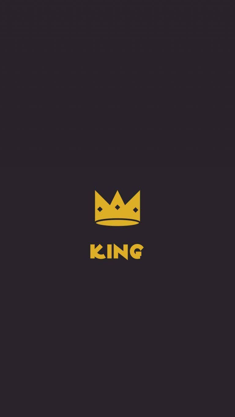 深色背景上的金色皇冠和單詞 king。