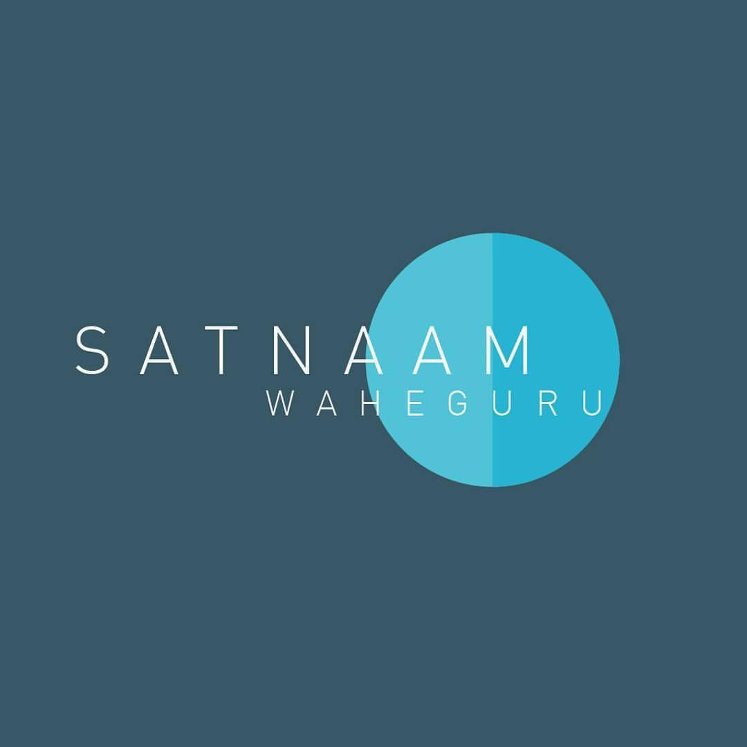 文字標誌，寫著 Satnaam Waheguru，旁邊有一個藍色圓圈，背景為青色。
