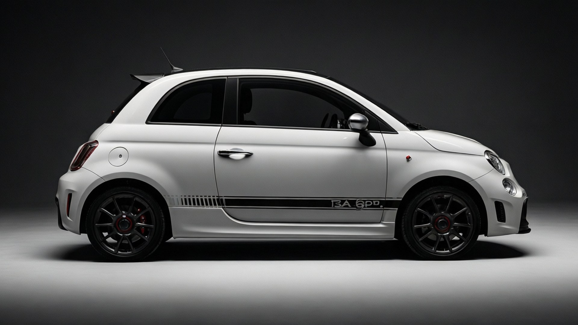 白色 Fiat 500 Abarth 跑車，配黑色飾條和紅色制動器，在攝影棚燈光下。