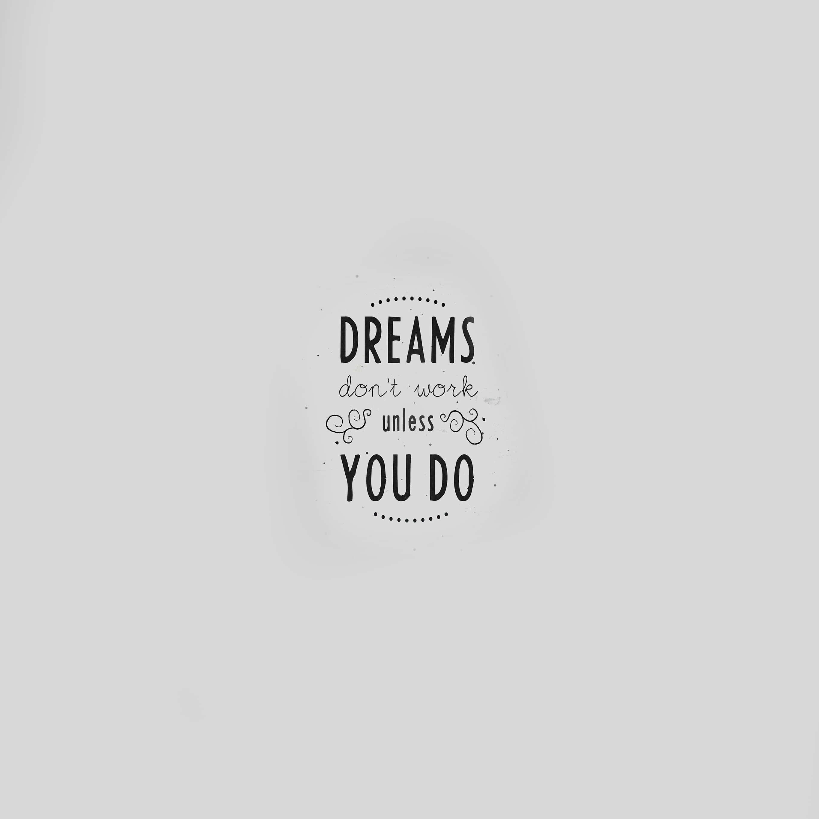 Minimalist Quote 桌布 壁紙 — 極簡勵志名言排版，黑色字體在淺灰色背景上寫著「夢想不會實現，除非你行動」。