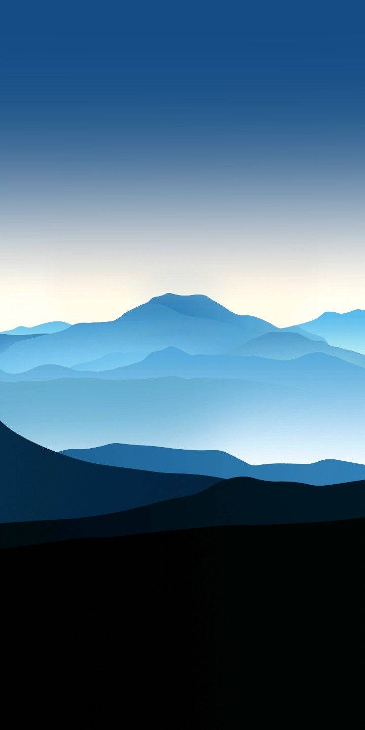 藍色山巒剪影在暮色天空下融入霧氣。