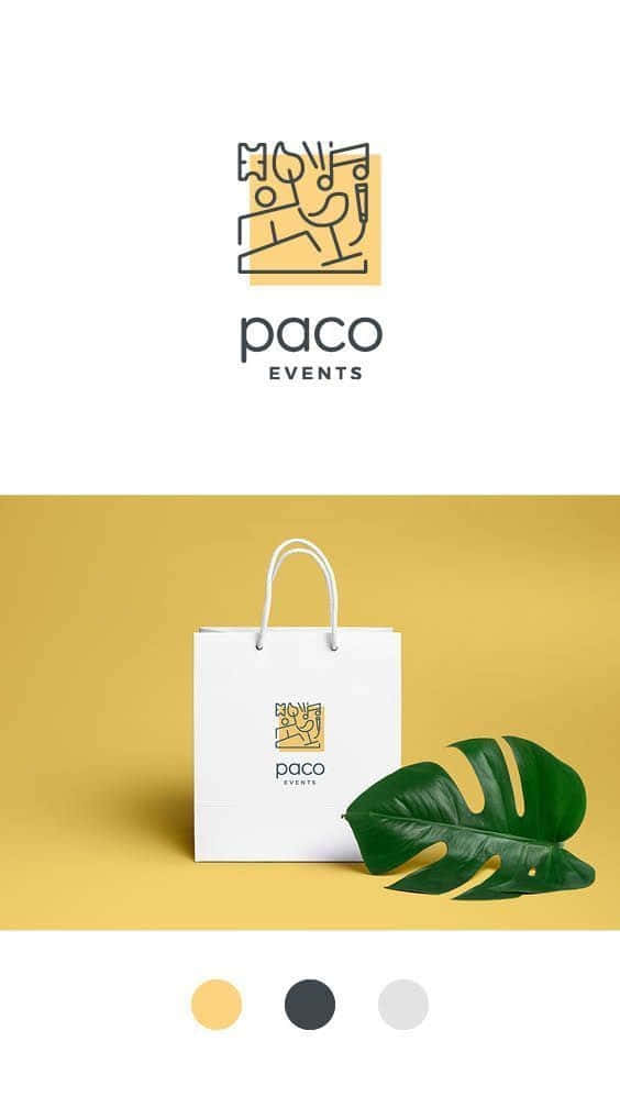 Minimalist Logo 桌布 壁紙 — 極簡品牌模型，芥末黃背景上有一個白色紙袋，上面有「paco events」標誌，旁邊是一片大的綠色龜背竹葉。