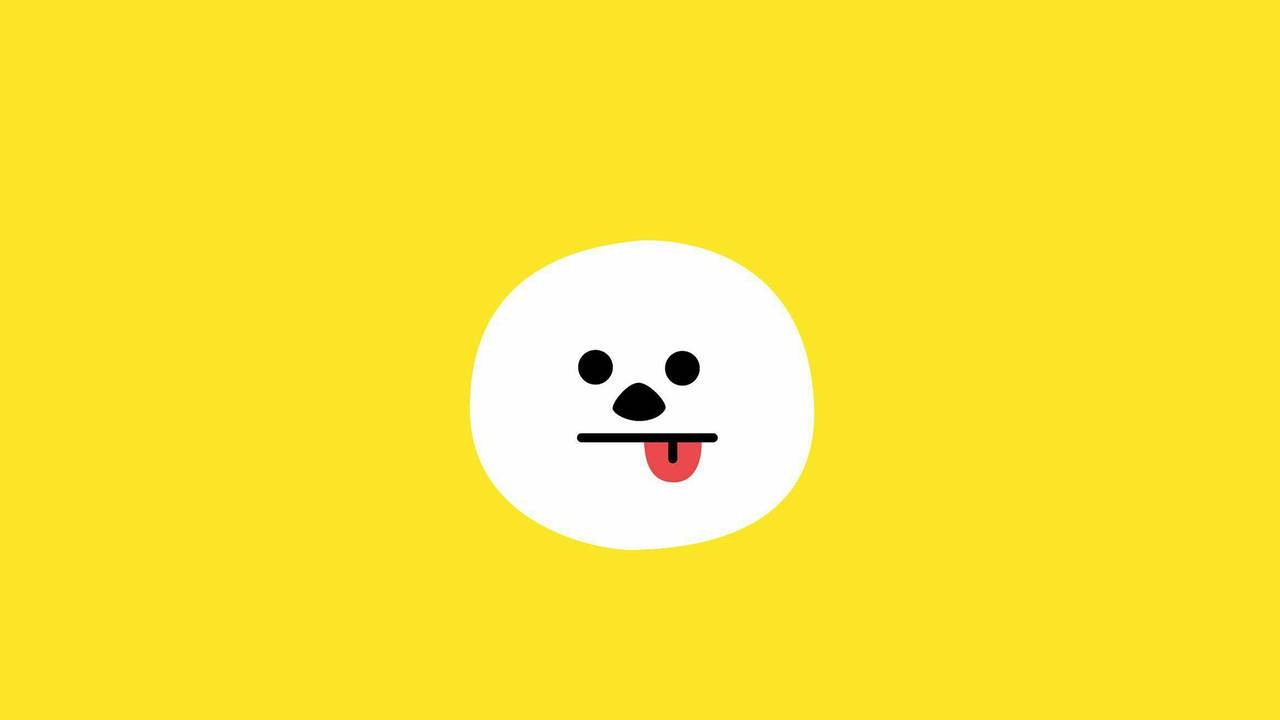 極簡奇米 BT21 以黃色為背景 壁紙 — 一個極簡的白色圓形角色，黑色眼睛和紅色舌頭伸出，在純黃色背景上突出顯示。