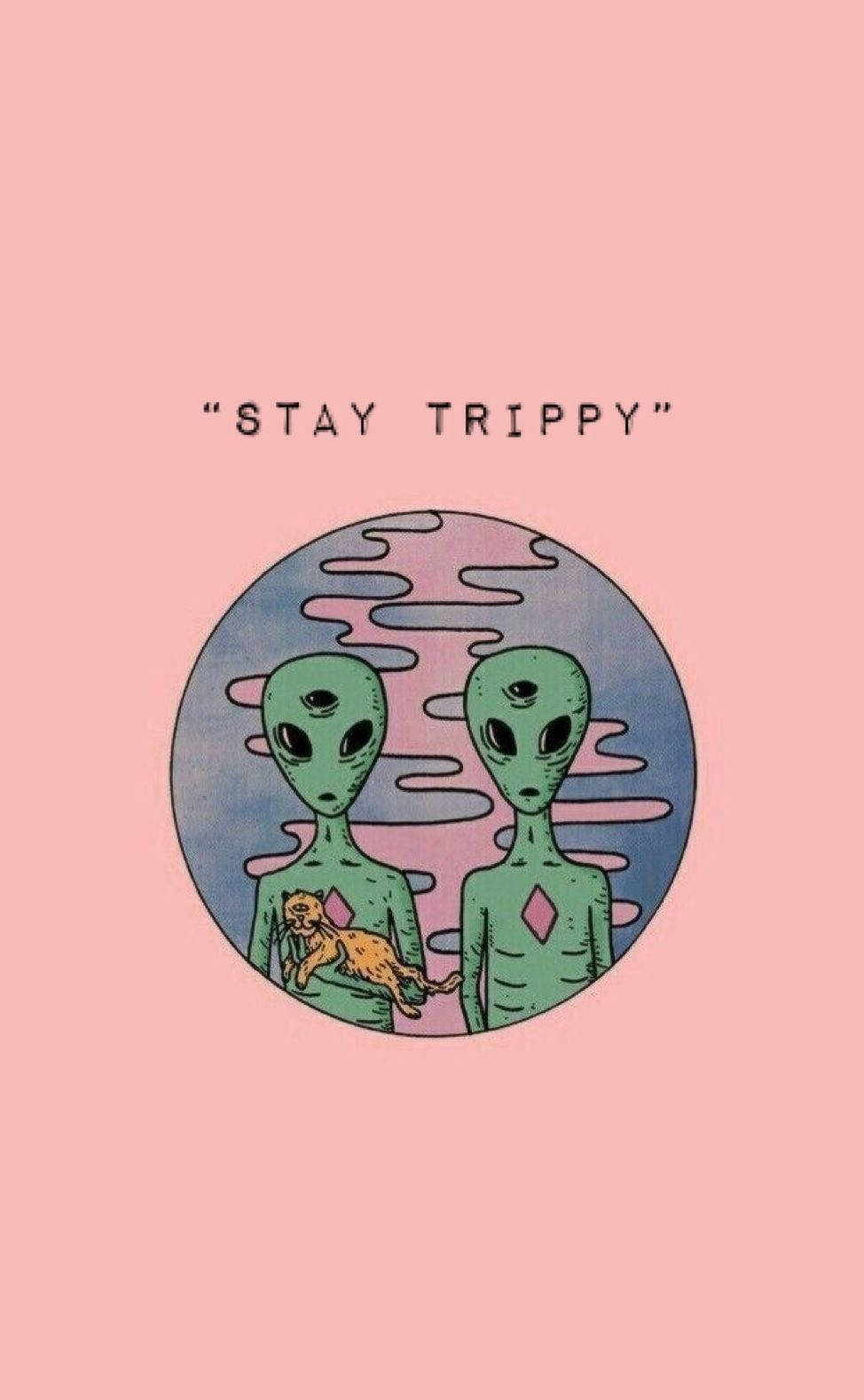 極簡嬉皮風外星人藝術：保持迷幻 壁紙 — 兩個綠色外星人，有大黑眼睛，並排站在粉紅色背景的圓形框架內，其中一個抱著貓，上方有文字「STAY TRIPPY」。
