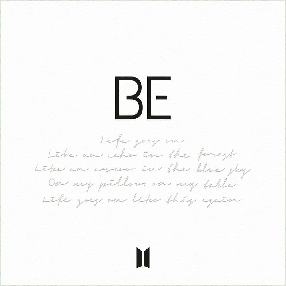 Big Hit Entertainment 桌布 壁紙 — 極簡字體藝術作品，在紋理白紙上以粗體黑色「BE」置於精緻草書歌詞上方，下方有BTS標誌。