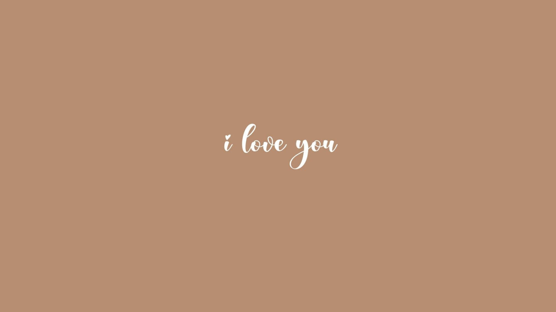 米色背景，白色草書文字寫著「i love you」。 — 愛戀風格 壁紙