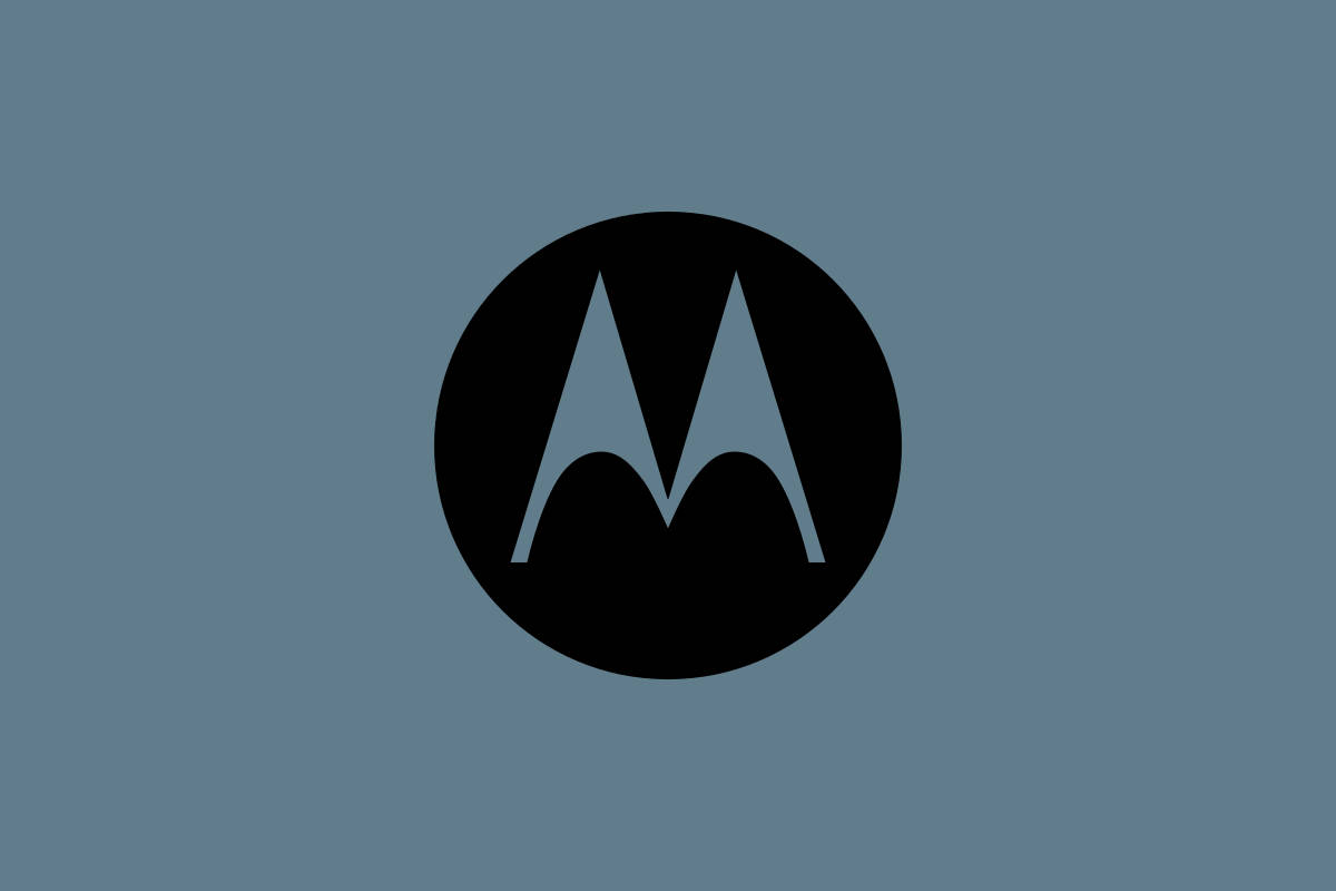 極簡摩托羅拉字母 壁紙 — 一個極簡的黑色Motorola標誌，居中放置在純藍灰色背景上。