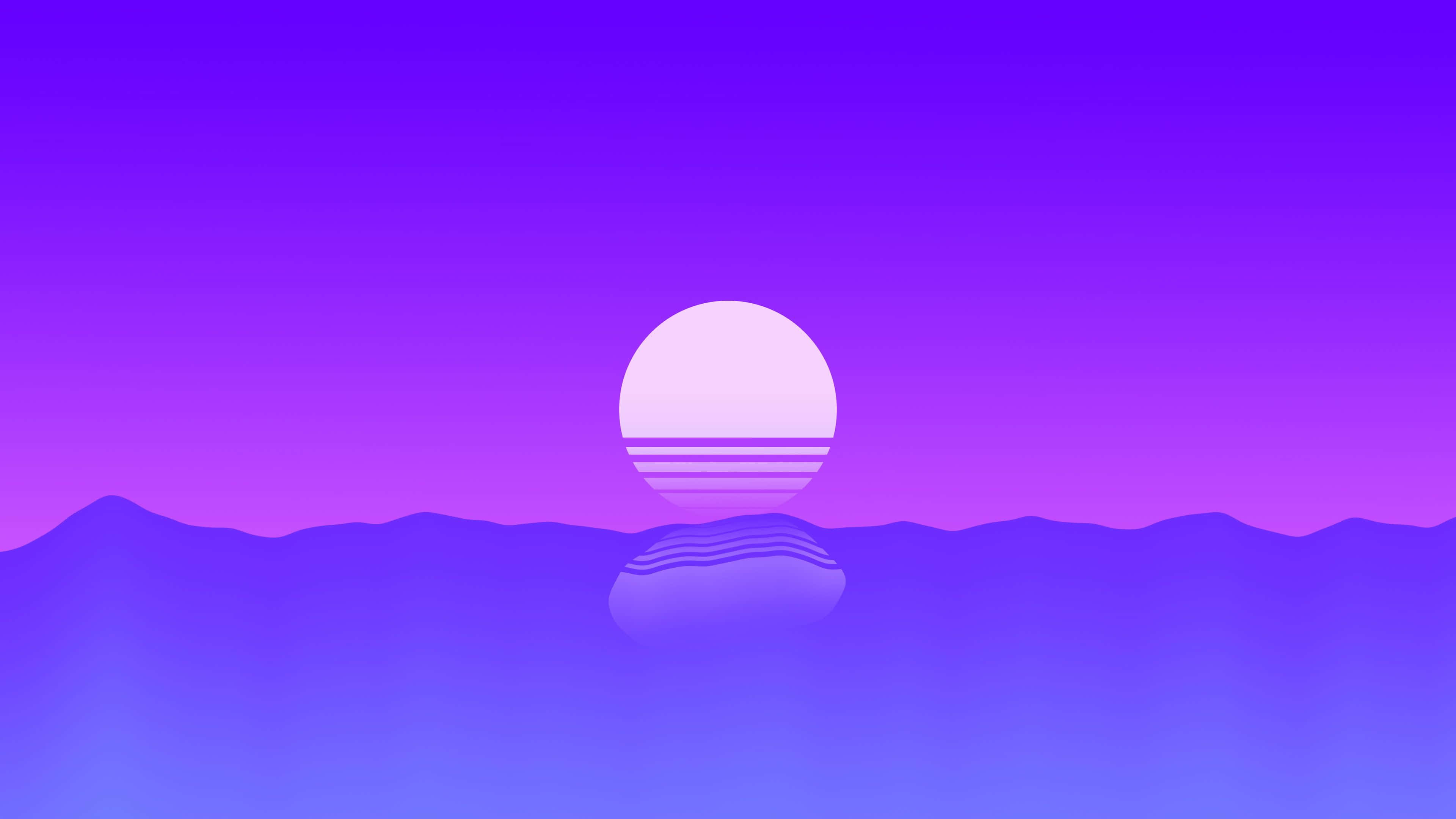 Minimalist Vintage 桌布 壁紙 — 極簡日落，條紋太陽映照在紫色山脈之上，倒映在平靜的水面。