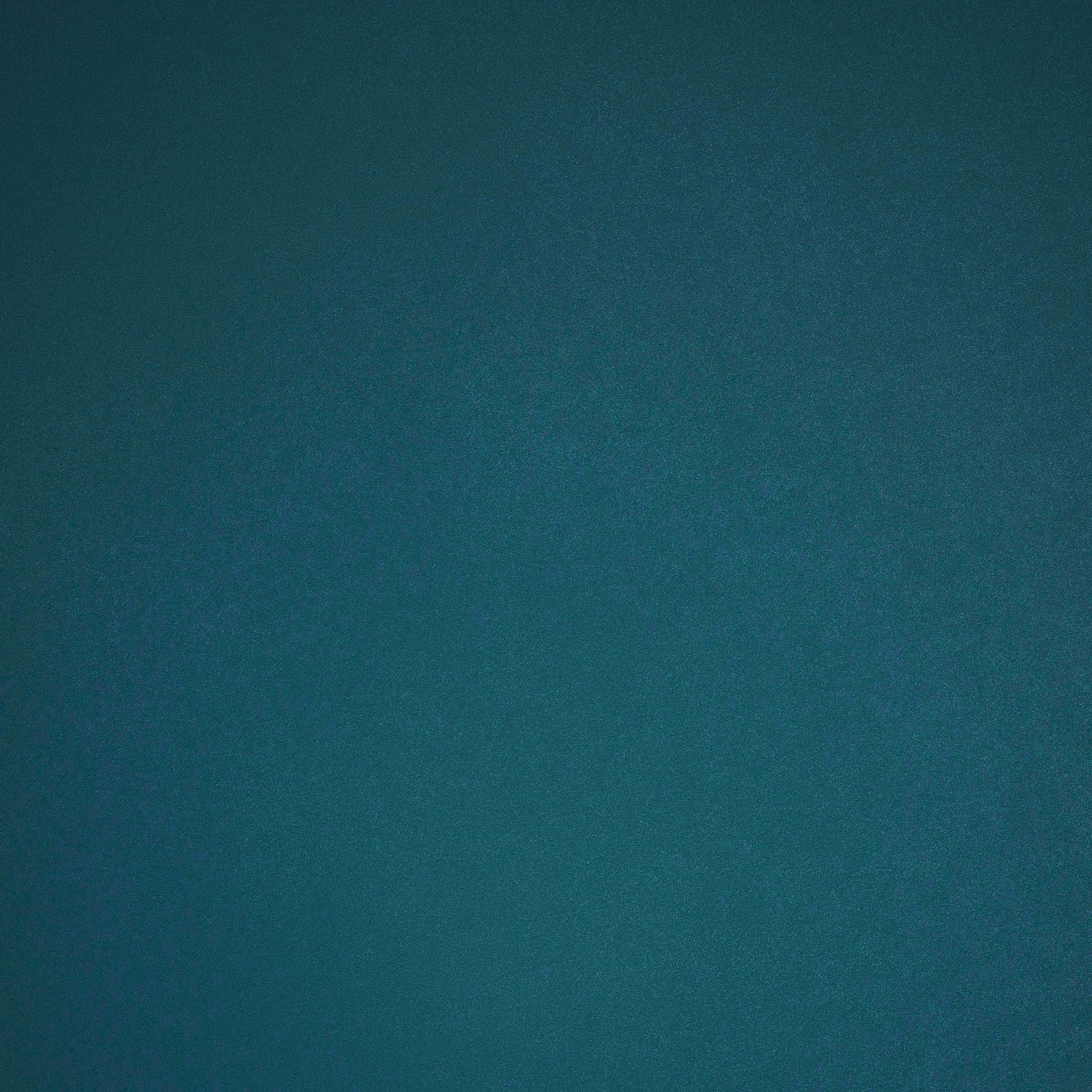 極簡時尚設計，適合日常生活的iPhone 壁紙 — 帶有微妙漸變和細膩紋理細節的質感青綠色布料特寫。