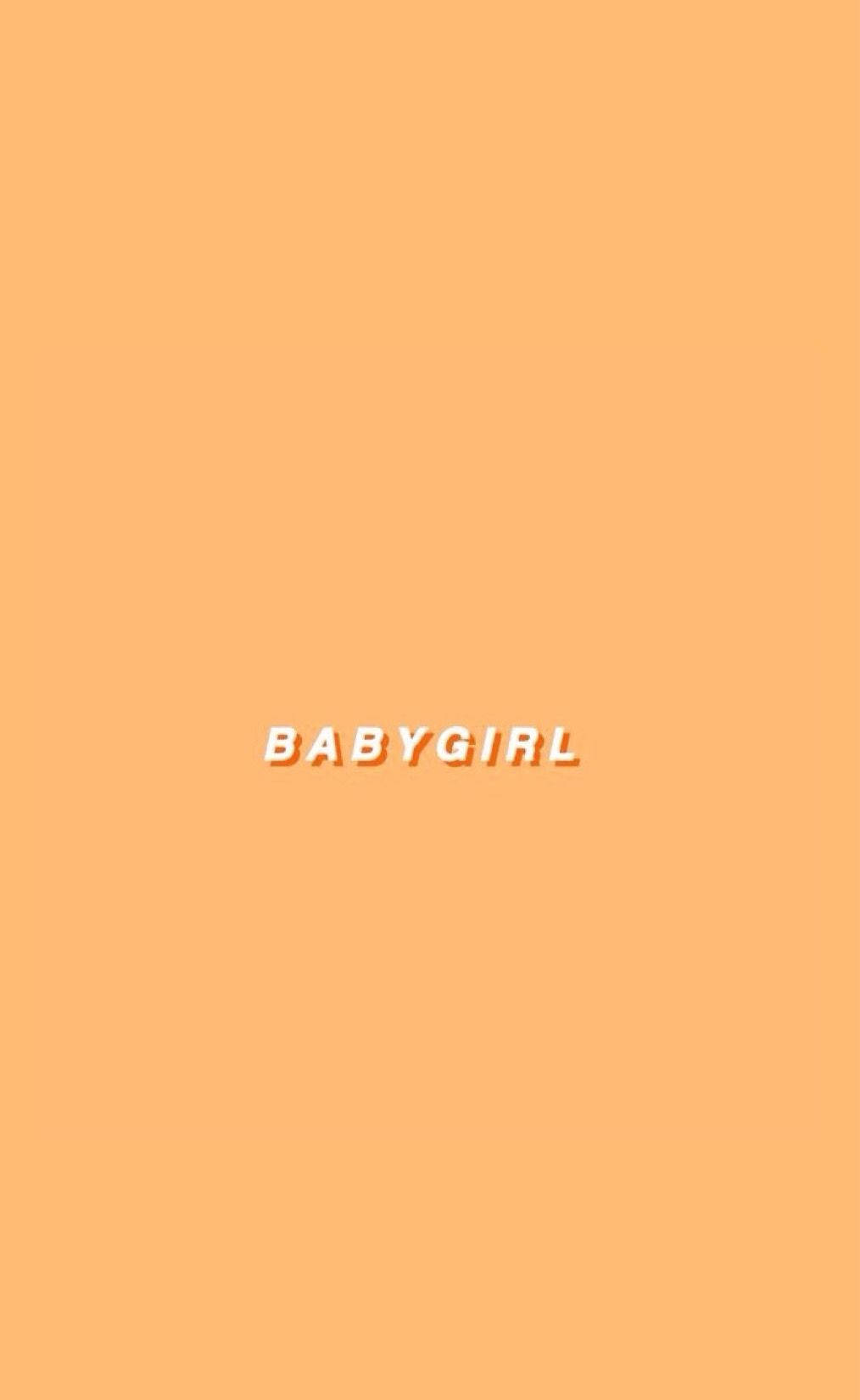 粗體白色文字 BABYGIRL 居中顯示在純色蜜桃色背景上。